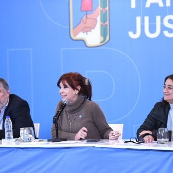 Cristina alineó al PJ bajo su estrategia de unificar elecciones y expone a Kicillof ante un resultado magro