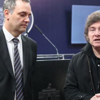 Milei se juega todo a la ‘dolarización endógena’ mientras cercena la libertad de prensa en Casa Rosada