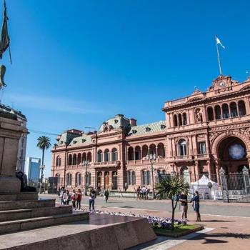 El Gobierno minimiza la suba del dólar, apunta a sostener los vetos y rearma su estrategia electoral