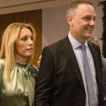 Denuncian que la esposa de Adorni accedió a contratos triangulando con contratistas de empresas públicas