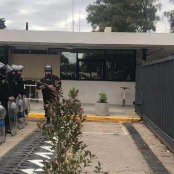 Efectivos de fuerzas federales bloquearon los accesos al Parque Tecnológico Miguelete y forzaron a realizar el acto de protesta sobre la vía pública.