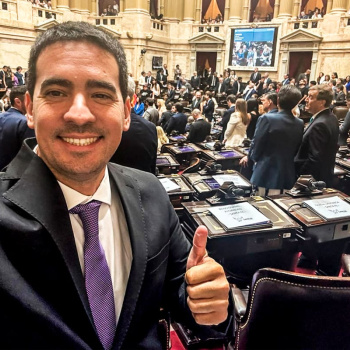 Con Ravier estrenando la vocería y la Jefatura de Gabinete vacante, el Gobierno reordena su comunicación en plena crisis
