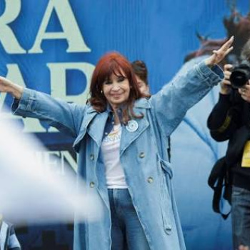Máximo pide a Cristina candidata y La Cámpora compara a Kicillof con Vandor mientras el peronismo se parte