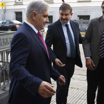 El gobernador de Córdoba despliega una diplomacia directa para captar a la feligresía ante el avance territorial de las fuerzas libertarias