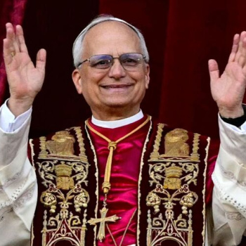 Polémica por la decisión de la secretaria general de delegar la gira papal en su entorno de confianza