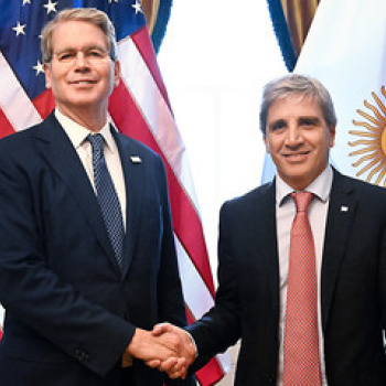 Luis Caputo viajó a Estados Unidos para defender el plan libertario en el G20 y buscar una foto clave