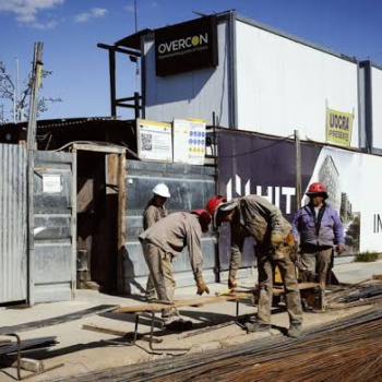 Leve rebote mensual en la industria y la construcción, pero los sectores siguen en terreno negativo