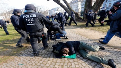Alemania: Policías reprimen protesta antirecortes en Frankfurt