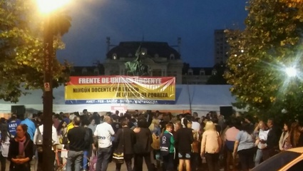 Carpa blanca frente a la legislatura bonaerense
