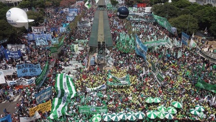 Hugo Moyano reunió una multitud en la 9 de julio con la intención de lograr la unidad del sindicalismo para enfrentar las políticas de Cambiemos