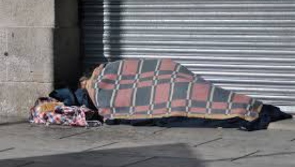 El desalojo de menores que vivían en la entrada del Pasaje Dardo Rocha reavivó el alerta sobre el aumento de personas en situación de calle