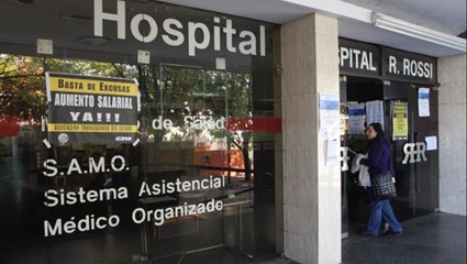 Murió un hombre de 75 años al que habían operado alumbrando con la linterna de un celular