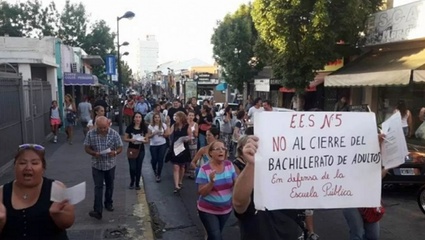 Suteba La Plata: Abrazo simbólico a los bachilleratos para adultos cerrados por Vidal