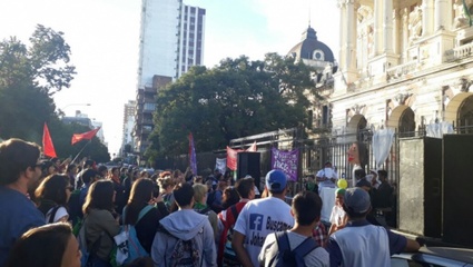A ocho meses de la desaparición de Johana Ramallo, familiares y organizaciones se manifestaron frente a Gobernación