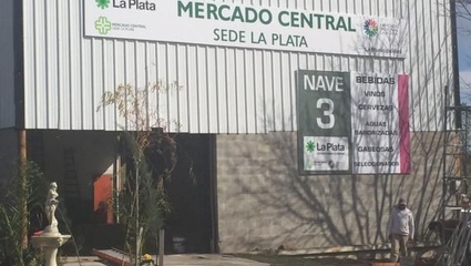 Mercado Central de La Plata: A raíz de un corte realizado por un grupo de trabajadores que fueron despedidos los vendedores venden sus productos en las calle