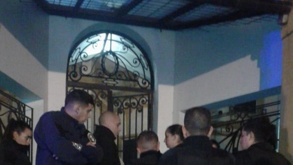 La Policía Bonaerense desalojó un colegio donde se realizaba la vigilia en defensa del aborto seguro, legal y gratuito en San Isidro