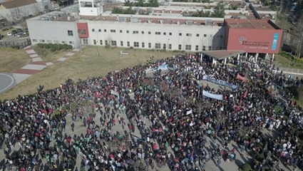 Tras el "abrazo simbólico", el gobierno anunció que anulará el recorte del 43% en el Hospital El Cruce