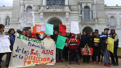 Frente al Municipio denunciaron el recorte de talleres para los chicos con discapacidad