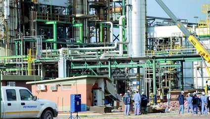 Continúan las negociaciones por los despidos en la refinería de Bahía Blanca