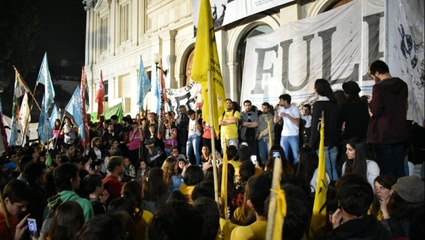 De cara a la marcha universitaria federal , estudiantes de la UNLP tomaron el rectorado