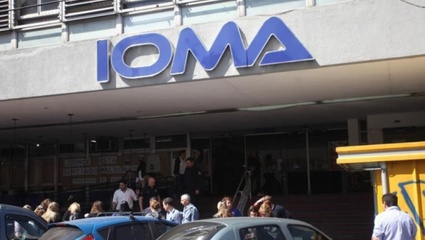 La Defensoría del Pueblo exigió a IOMA que pague la deuda que mantiene con profesionales de la salud