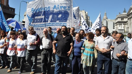 Para pedir el esclarecimiento del caso de la docente torturada, se realizará una "marcha de las antorchas" en todo el país