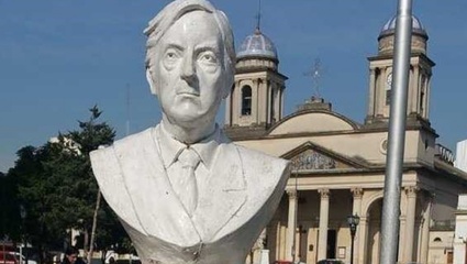 Fecha limite: Tagliaferro tiene 10 días para restaurar el busto de Néstor Kirchner