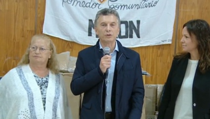 Insólito: en Morón, Macri hizo un acto para donar mercadería abandonada en contenedores del Puerto