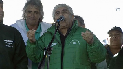 Moyano amenaza con un paro si los empresarios no logran un aumento del  42 por ciento