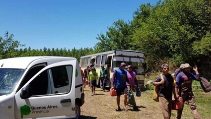 En un campo de Alberti, trabajadores rurales realizaban sus tareas en condiciones inhumanas