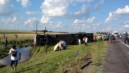 Tragedia en Las Flores: un colectivo con destino a La Plata volcó y hay 5 fallecidos y 29 heridos