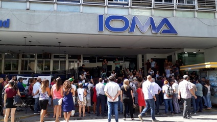 Trabajadores abrazaron el edificio de IOMA: denuncian condiciones “deplorables” y advierten que están “encerrados”