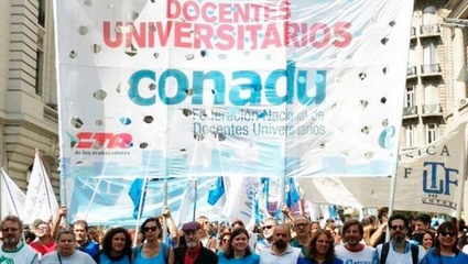 El gobierno otorgó un aumento unilateral del 4% y los docentes universitarios evalúan un paro