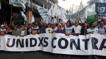 En La Plata, una masiva marcha de antorchas recorrió las calles contra los tarifazos y el ajuste