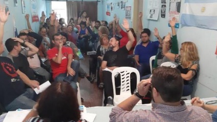Las bases pujan por un nuevo paro y los gremios docentes se reúnen mañana para definir medidas de fuerza
