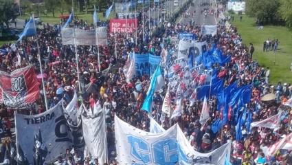 Organizaciones sociales cortan la Autopista: piden trabajo y denuncian las políticas de “hambre” de Cambiemos