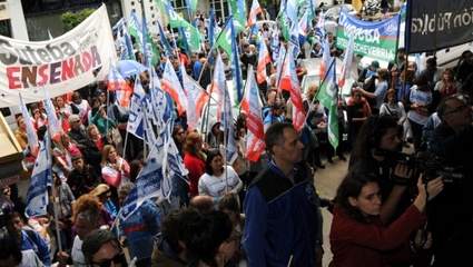 Los docentes reclamaron frente a IOMA por mejores prestaciones y calentaron la previa a la paritaria