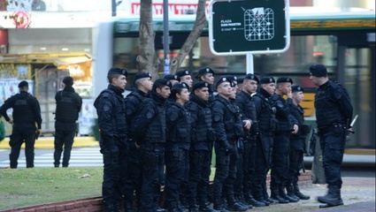 Nuevo operativo para desalojar a los feriantes: Plaza San Martín, otra vez sitiada por la Policía