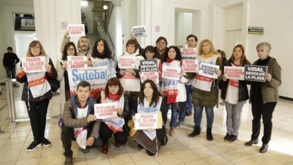 Docentes bonaerenses continúan con reclamos por descuentos salariales y sueldos sin pagar