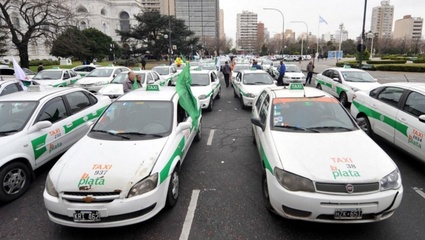 Taxistas movilizaron a la Municipalidad: tensión, empujones y bocinazos