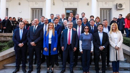 Alberto Fernández firmó un acta de compromiso con 19 provincias antes del cierre de campaña
