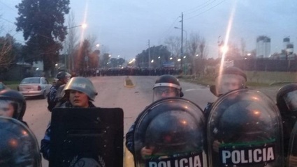Tiros, gases y corridas: duro enfrentamiento de dos facciones de la UOCRA frente a YPF