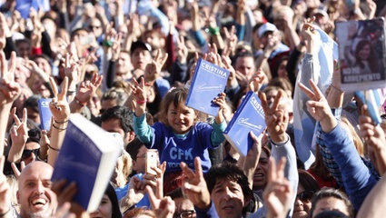 Seguí en vivo la presentación del libro de CFK en La Plata