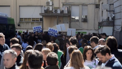 Tensión y operativo policial en Economía: trabajadores de ARBA protestan y amenazan con tomar el edificio