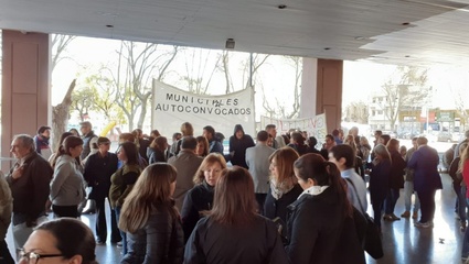 Son cada vez más ruidosos los reclamos de los trabajadores municipales y de los proveedores: Garro cuenta monedas para llegar a diciembre