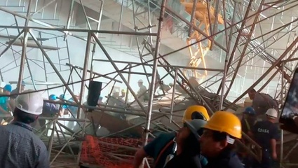Derrumbe en Ezeiza: el obrero que sufrió traumatismo de cráneo fue trasladado a una clínica de Olivos.