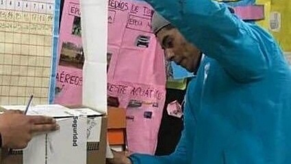 Fue presidente de mesa pero lo discriminaron por su ropa: la historia de Brian