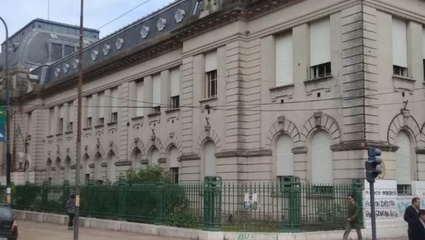Suspenden las clases en el Normal 1 por invasión de palomas y los gremios denuncian "abandono" de las autoridades