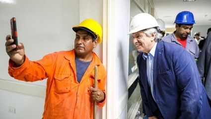 Alberto Fernández visitó en la noche de ayer a los obreros que trabajan a contrarreloj para terminar el Hospital René Favaloro