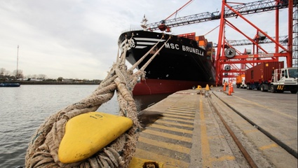 Llegó el tercer barco con insumos médicos para la provincia de Buenos Aires desde China
